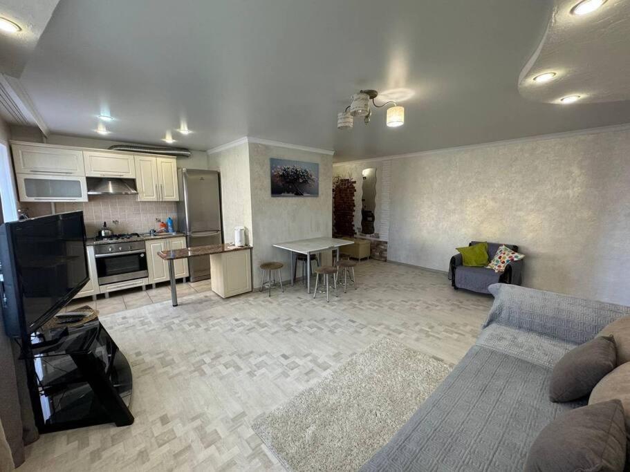 Apartment трехкомнатная в центре города с выходом в парк