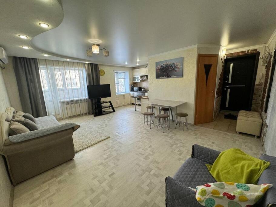 Apartment трехкомнатная в центре города с выходом в парк *